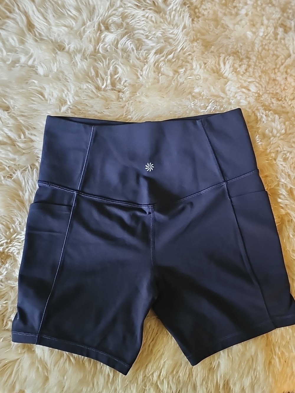 Athleta Salutation Stash Pocket II 7" Medium